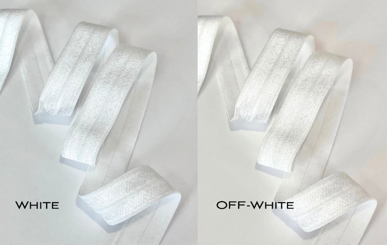Puede incluir: Dos carretes de cinta el&aacute;stica blanca. El carrete de la izquierda est&aacute; etiquetado como "WHITE" y el carrete de la derecha est&aacute; etiquetado como "OFF-WHITE".