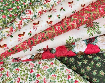 Könnte beinhalten: Eine Auswahl an Weihnachtsstoffen mit verschiedenen Mustern. Designs umfassen Stechpalmen, Beeren, Vögel und Rosen in Rot, Grün und Weiß. Die Stoffe sind gefaltet und gestapelt, was die Vielfalt der festlichen Drucke zeigt.