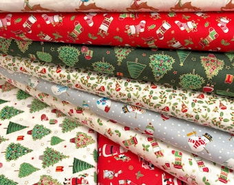 Könnte beinhalten: Ein Stapel Stoffrollen mit Weihnachtsmotiven. Die Stoffe zeigen festliche Muster wie Rentiere, Schneemänner, Weihnachtsmänner, Weihnachtsbäume und Strümpfe. Die Farben sind Rot, Grün, Weiß und Grau. Ideal für weihnachtliche Nähprojekte.