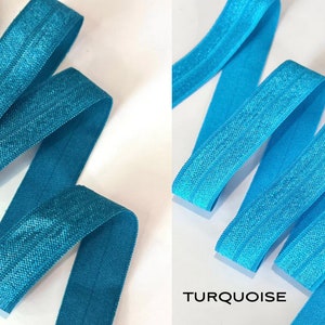 Puede incluir: Dos rollos de cinta el&aacute;stica, uno en color verde azulado etiquetado como "PETROL" y el otro en color turquesa etiquetado como "TURQUOISE".
