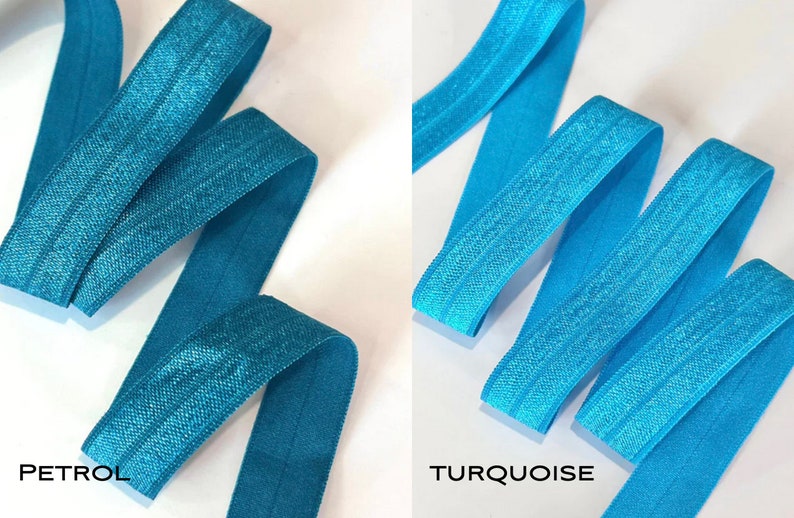 Puede incluir: Dos rollos de cinta el&aacute;stica, uno en color verde azulado etiquetado como "PETROL" y el otro en color turquesa etiquetado como "TURQUOISE".