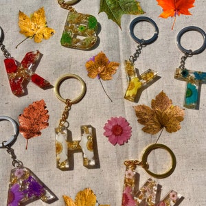 Dried Flower Keychain - Handmade Custom Resin Flower Keyrings - Perfect Personalized Gifts for Her to Celebrate Spring