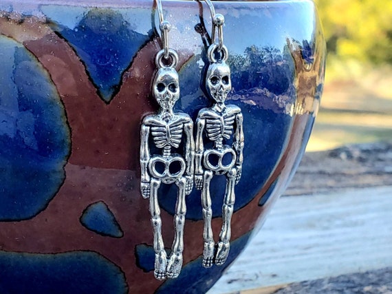 Vnox Orecchini a cerchio Huggie con scheletro di teschio gotico per uomo e ragazzo, gioielli regalo di Halloween per cocktail party in acciaio inossidabile punk rock  36