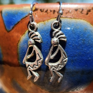 Kokopelli Ohrringe - Kokopelli Fruchtbarkeit Ohrringe - Kokopelli Flötenspieler Ohrringe - Kokopelli Gottheit Handgemachte Ohrringe - Bettelohrringe