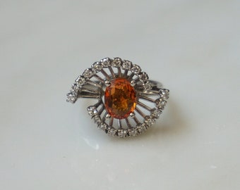 Mid Century Estate C1960 Platino 2.26TCW 1.66 quilates Oval Naranja Zafiro Solitario & Diamante Espiral Bypass Anillo de Cóctel Vintage Sz 5