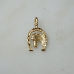 14K Gold Horseshoe Pendant / Unisex Men&#39;s Vintage Estate Equestrian Diamond-cut Hand Engraved 14K Gold Horse & Horseshoe Pendant  1&quot;