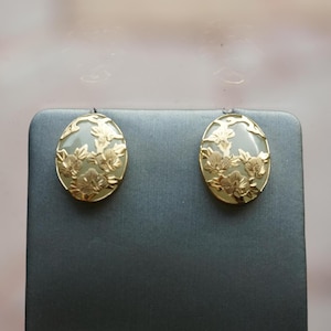 14K Gold Jade Earrings / Vintage Estate 1980s 14K Gold Natural Icy Jade Floral Asian Garden Oval Stud Earrings / Vintage Jade Earrings