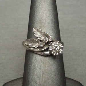 Vintage Estate C1960 14K White Gold 0.18TCW Three Diamond Mid Century Floral Spray Style Ring Sz 7.5