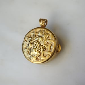Grapevine Pill Box Locket / Antique Estate C1920 Gold Vermeil Sterling Silver Grapes Vine Pill Box Safe Locket Pendant / Gold Pill Box 1.5&quot;