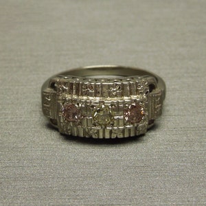 Antique Estate C1940 14K White Gold 0.45TCW Fancy Green & Pink Diamond Three Stone Wedding Cake Anniversary / Engagement Ring Sz 7