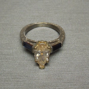 Anillo de compromiso vintage de oro bicolor de 14 quilates con diamante solitario amarillo claro talla pera de 1,99 quilates y zafiro baguette, talla 5