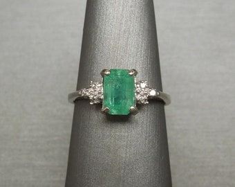 Vintage Estate 10K White Gold 1.41TCW Emerald cut Emerald Solitaire & Diamond / Engagement Ring Sz 6.75