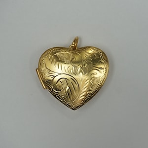 Heart Pill Box Locket / Vintage Estate 1980s Gold Vermeil Sterling Silver Hand Engraved Pill Box Locket Pendant / Heart Charm Locket 1.25" Bild 1