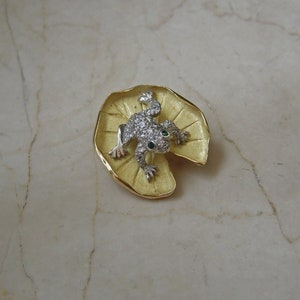 Mid Century Estate C1960 18K Gold & Platinum Pave Diamond with Emerald Eyes Frog on Lily Pad Pin / Diamond Frog Pin  1&quot; x 7/8&quot;