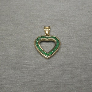 Vintage Estate 10K Yellow Gold 1.00TCW Channel set Natural Emerald Heart / Sweetheart Pendant 0.95&quot; x 0.60&quot;