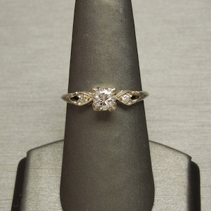 Anillo de compromiso antiguo Art Déco de una finca de alrededor de 1940, oro blanco de 14 quilates, con diamante solitario redondo brillante de 0,55 quilates, talla F, color I1, y corazón de diamantes. Talla 8,75.