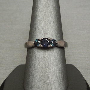 Vintage Estate 14K White Gold 0.94TCW Round cut Three Stone Blue & Green Sapphire / Engagement Ring Sz 9.5