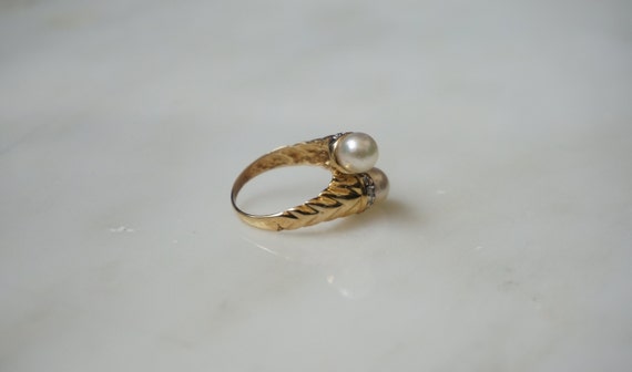14K Gold Pearl Bypass Ring / Vintage Estate 1980s… - image 4