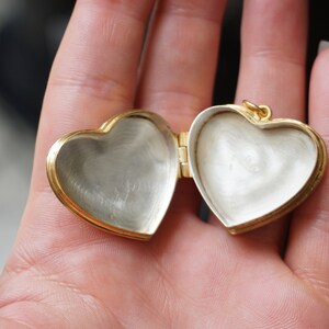 Heart Pill Box Locket / Vintage Estate 1980s Gold Vermeil Sterling Silver Hand Engraved Pill Box Locket Pendant / Heart Charm Locket 1.25" Bild 9