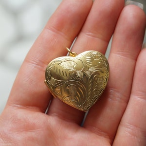 Heart Pill Box Locket / Vintage Estate 1980s Gold Vermeil Sterling Silver Hand Engraved Pill Box Locket Pendant / Heart Charm Locket 1.25" Bild 5