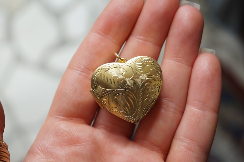 Heart Pill Box Locket / Vintage Estate 1980s Gold Vermeil Sterling Silver Hand Engraved Pill Box Locket Pendant / Heart Charm Locket 1.25" Bild 5