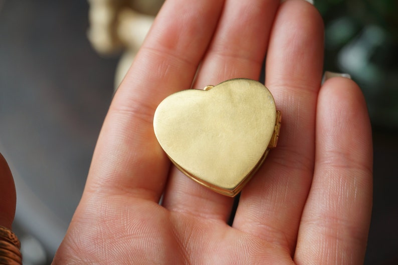 Heart Pill Box Locket / Vintage Estate 1980s Gold Vermeil Sterling Silver Hand Engraved Pill Box Locket Pendant / Heart Charm Locket 1.25" Bild 7