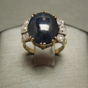 Antique Estate C1910 French Inspired 18K White Yellow Gold Scroll Filigree 6.75TCW Cabochon Sapphire & Old Mine cut Diamond Dinner Ring Sz 5
