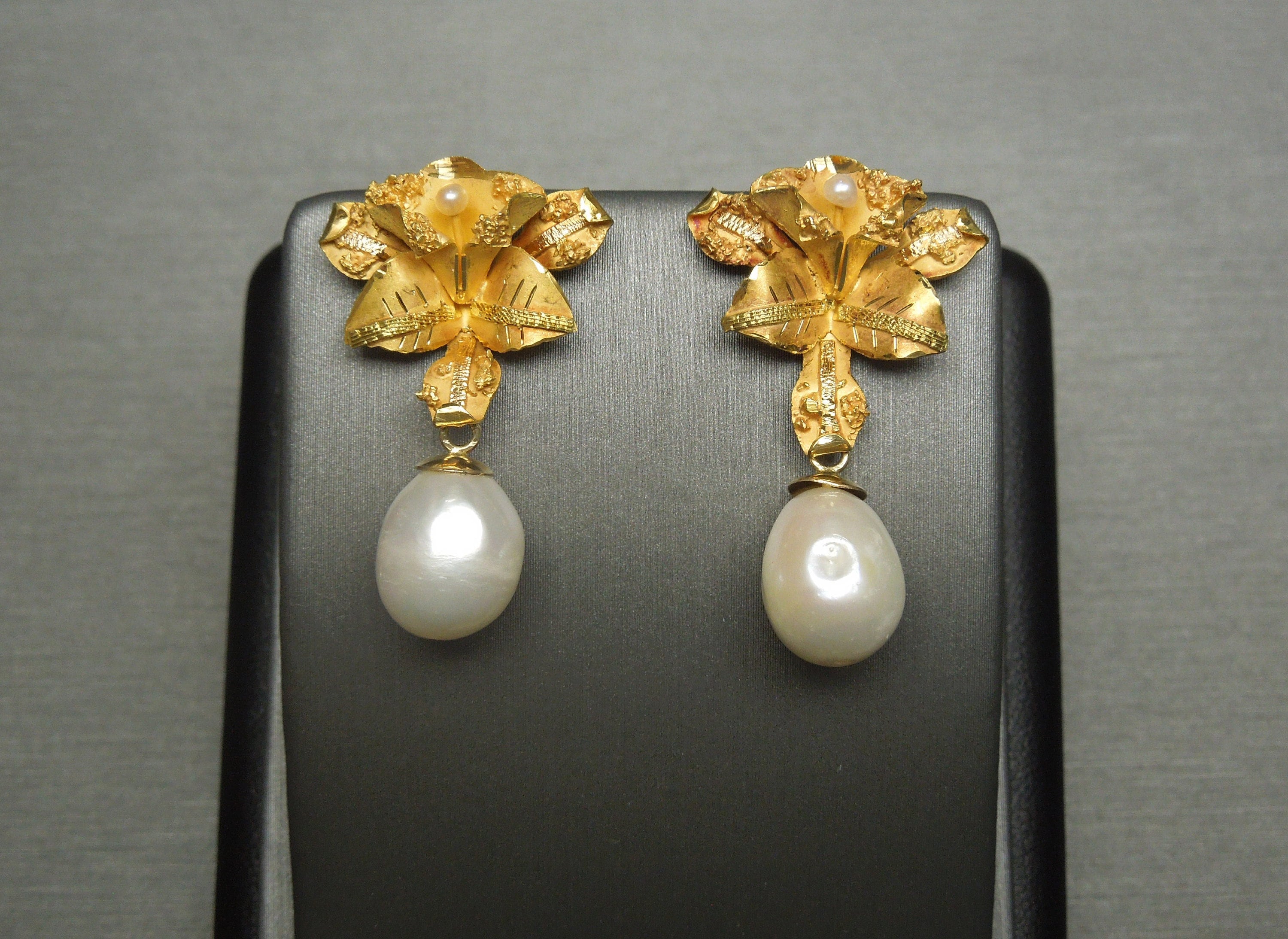 Mid Century Estate Circa 1960 18K Gold Floral Seed Pearl