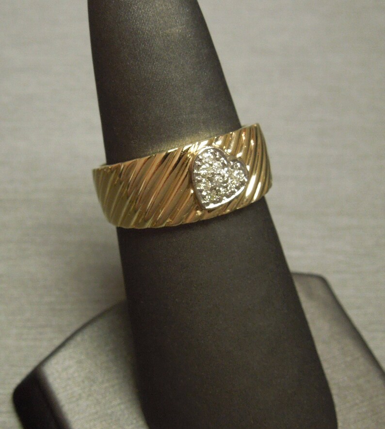 Vintage Estate C1980 14K Gold Patterned 0.15TCW Pave Diamond Heart Fluted Band Sweetheart Promise Ring Sz 7.75