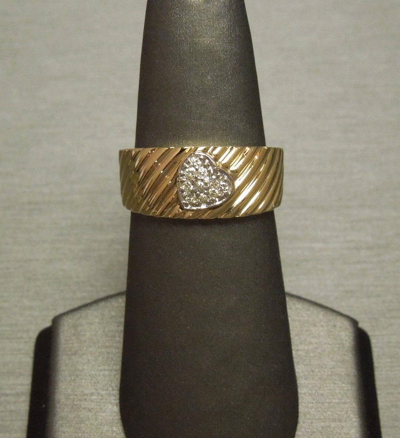 Vintage Estate C1980 14K Gold Patterned 0.15TCW Pave Diamond Heart Fluted Band Sweetheart Promise Ring Sz 7.75