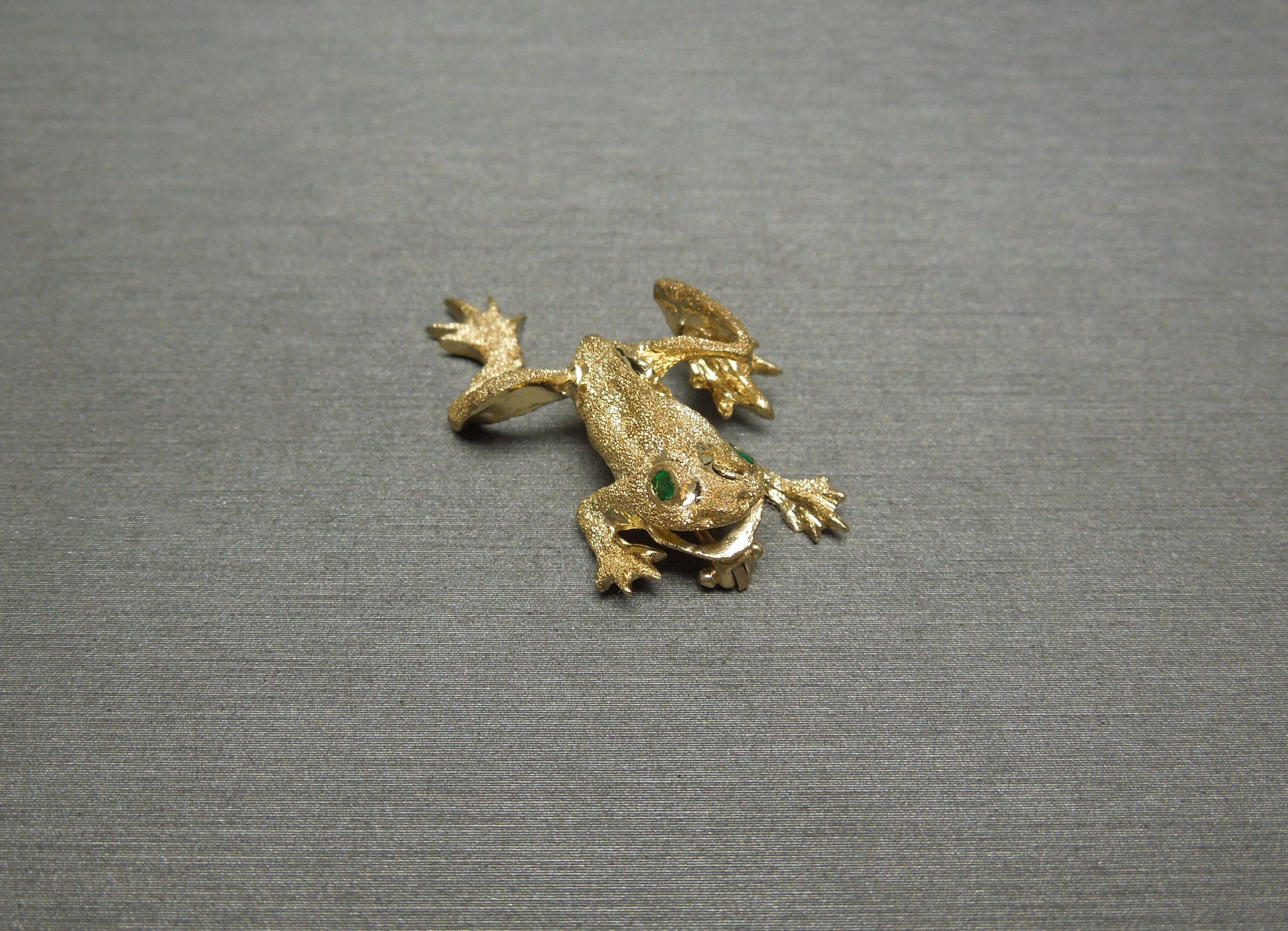 ULTRA FASHION COLLECTION Golden Ice Collection - FROG Pin