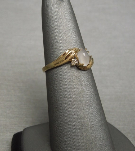 Vintage Estate 10K Gold 0.47 carat Oval Moonstone… - image 3