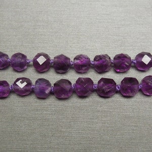 Pode incluir: Duas cordas de contas de ametista roxa enfiadas em um cord&atilde;o roxo com fechos prateados.