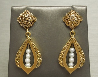 Vintage Estate C1950 14K Gold Black Enamel Filigree Pearl Hanging Dangling Chandelier Style Earrings 1.60"