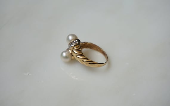 14K Gold Pearl Bypass Ring / Vintage Estate 1980s… - image 2