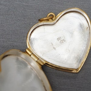 Heart Pill Box Locket / Vintage Estate 1980s Gold Vermeil Sterling Silver Hand Engraved Pill Box Locket Pendant / Heart Charm Locket 1.25" Bild 4