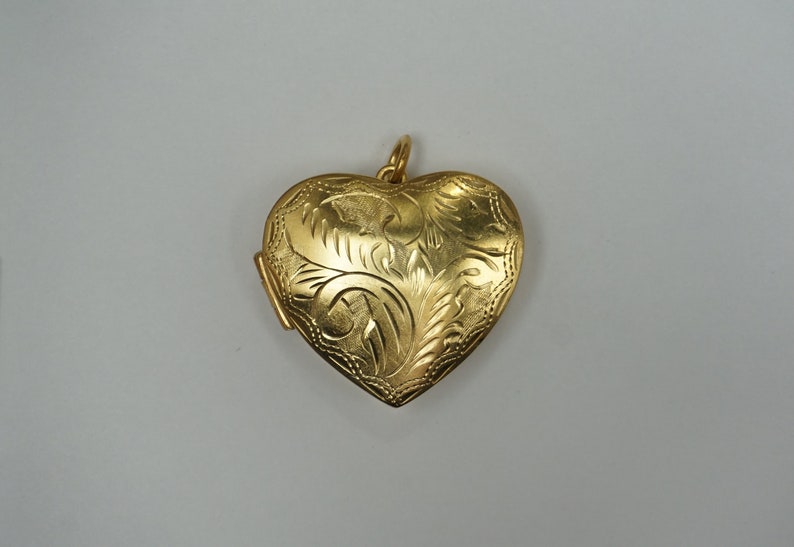 Heart Pill Box Locket / Vintage Estate 1980s Gold Vermeil Sterling Silver Hand Engraved Pill Box Locket Pendant / Heart Charm Locket 1.25" Bild 1
