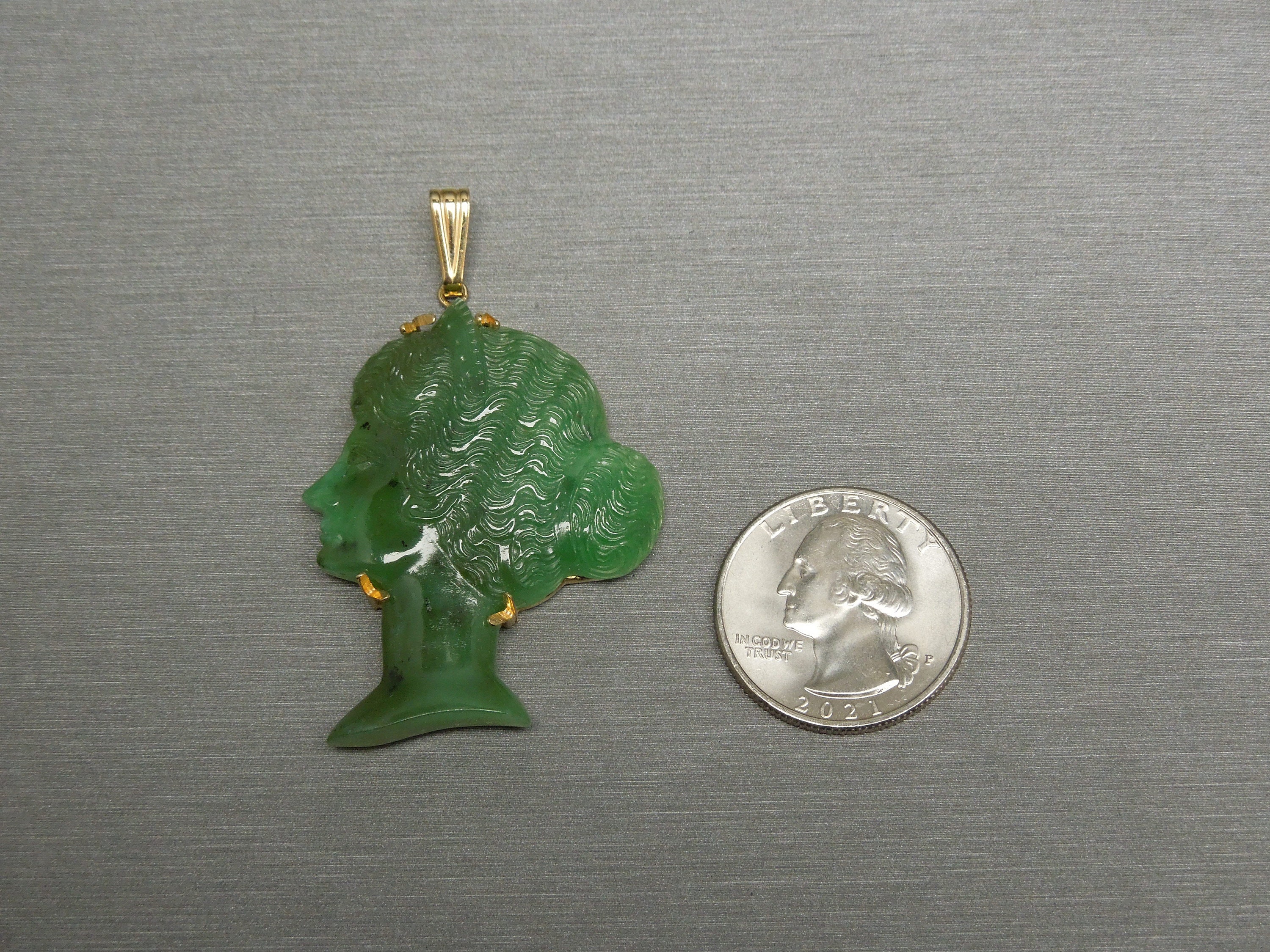 Vintage Estate C1950 14K Gold Natural Jade Carved Silhouette Vintage Estate C1950 14K Gold Natural Jade Carved Silhouette