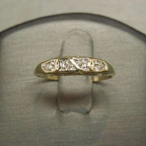 Anillo de boda vintage de oro amarillo de 14 quilates, talla 7,75, circa 1950. Diamantes de talla sencilla, 0,06 quilates en total, color G, pureza VVS.
