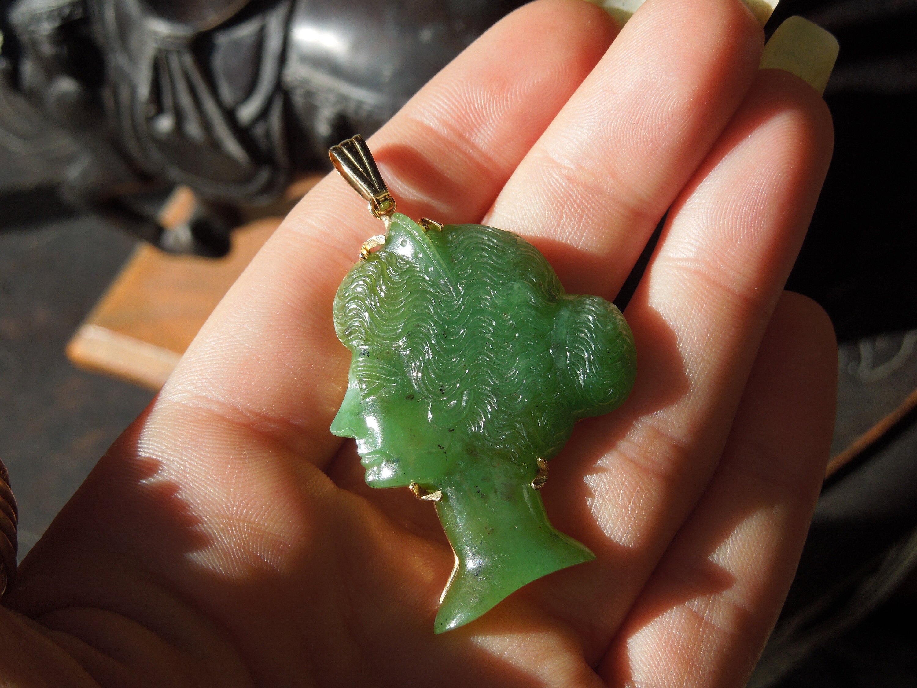 Vintage Estate C1950 14K Gold Natural Jade Carved Silhouette Vintage Estate C1950 14K Gold Natural Jade Carved Silhouette