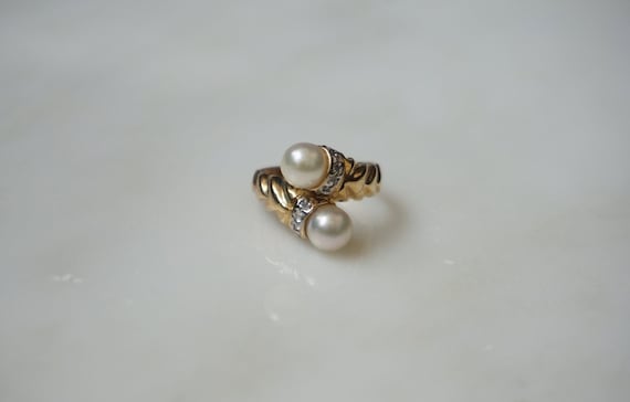 14K Gold Pearl Bypass Ring / Vintage Estate 1980s… - image 1