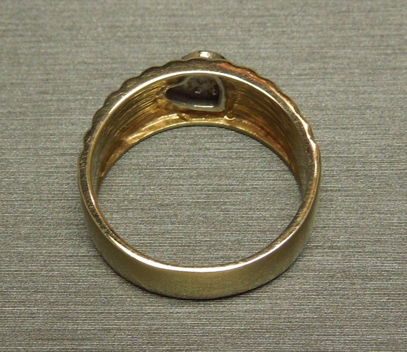 Vintage Estate C1980 14K Gold Patterned 0.15TCW Pave Diamond Heart Fluted Band Sweetheart Promise Ring Sz 7.75