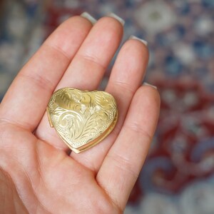Heart Pill Box Locket / Vintage Estate 1980s Gold Vermeil Sterling Silver Hand Engraved Pill Box Locket Pendant / Heart Charm Locket 1.25" Bild 8