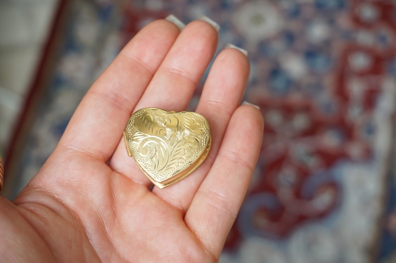 Heart Pill Box Locket / Vintage Estate 1980s Gold Vermeil Sterling Silver Hand Engraved Pill Box Locket Pendant / Heart Charm Locket 1.25" Bild 8