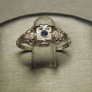 Antique Estate C1940 14K White Gold Filigree 0.03ct Round Sapphire Solitaire Engagement Ring Sz 7.5