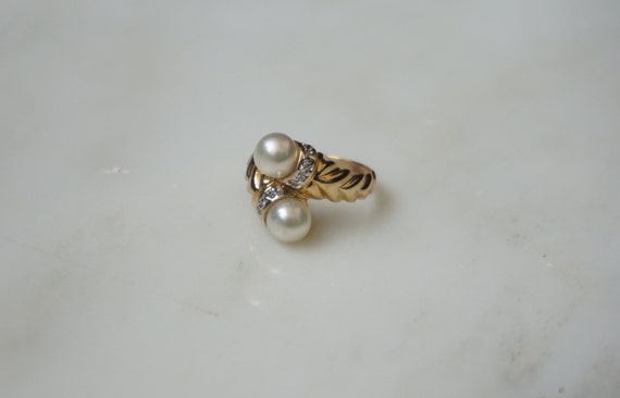 14K Gold Pearl Bypass Ring / Vintage Estate 1980s… - image 5