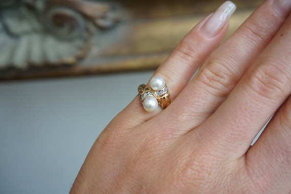 14K Gold Pearl Bypass Ring / Vintage Estate 1980s… - image 9