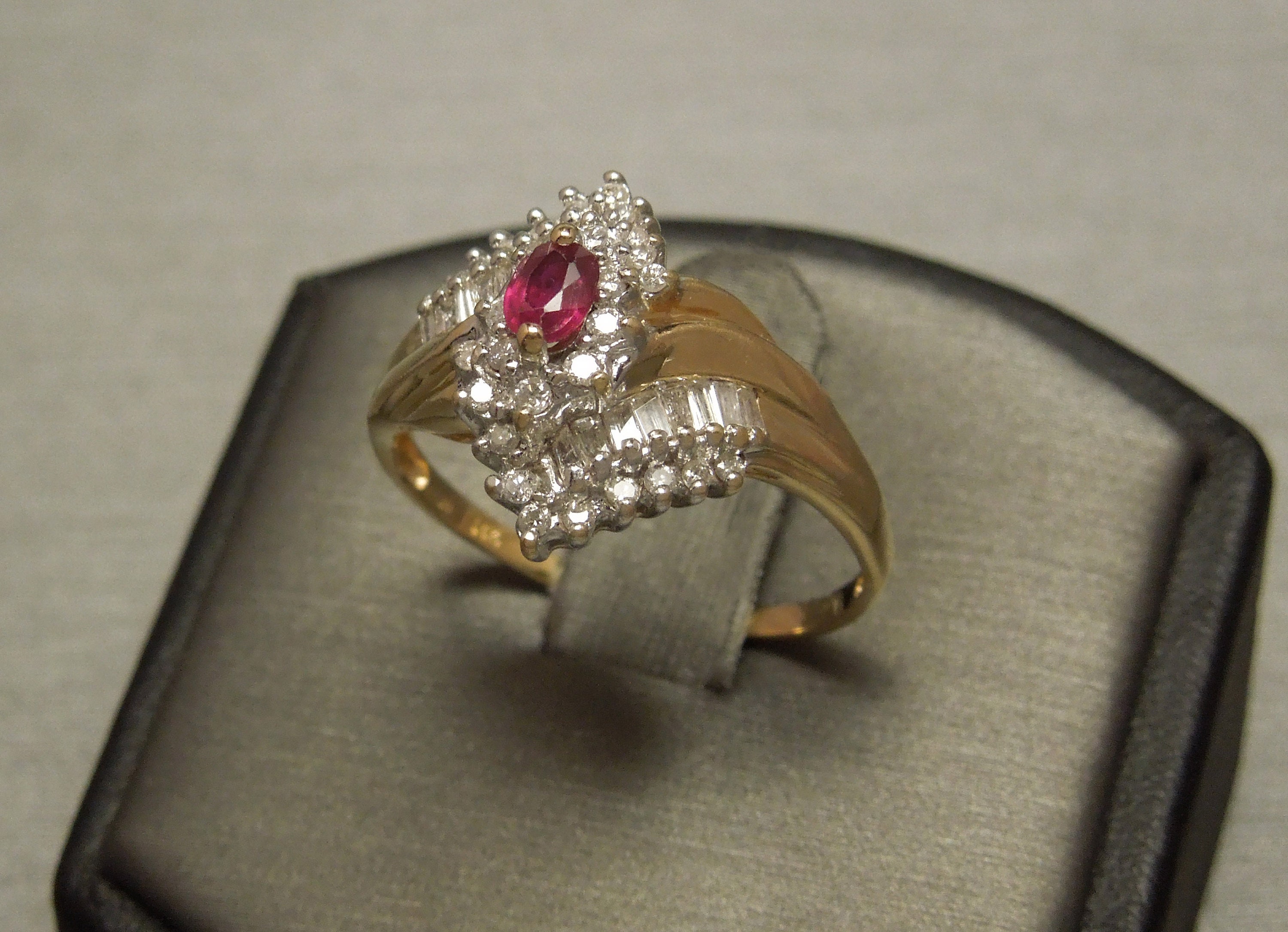 14Kゴールド トリロジーリング 赤 Vintage Cocktail 14ct Gold Coral Ring From The 1960s-1970s