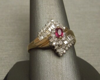 14Kゴールド トリロジーリング 赤 Vintage Cocktail 14ct Gold Coral Ring From The 1960s-1970s
