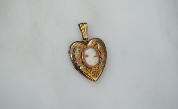 VINTAGE 1930s GOLD FILLED LARGE HEART LOCKET WITH SHELL